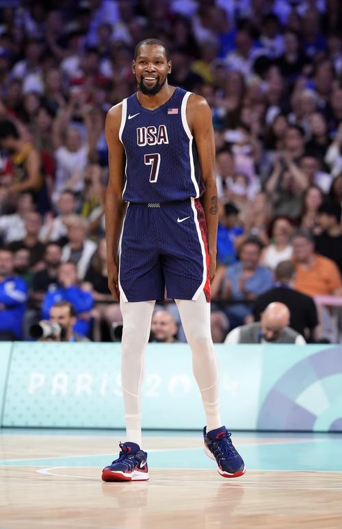 中超赛场争议判罚：VAR判罚引发热议,（中超场上风波再起：VAR判罚成焦点）