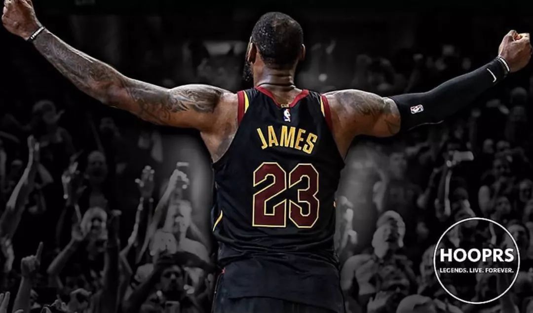 球星赛后向看台深深鞠躬（赛后球星面向看台致以深深一礼）