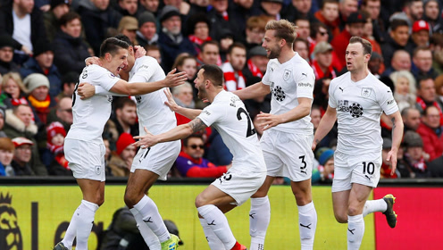 英超：曼城主场3-0完胜诺维奇（英超：曼城主场3比0轻取诺维奇）