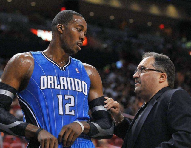 贴脸开大！祖巴茨罚球时，老鹰主场球迷高喊“保罗在哪里？”（祖巴茨走上罚球线，老鹰主场齐声高喊：“保罗在哪？”）