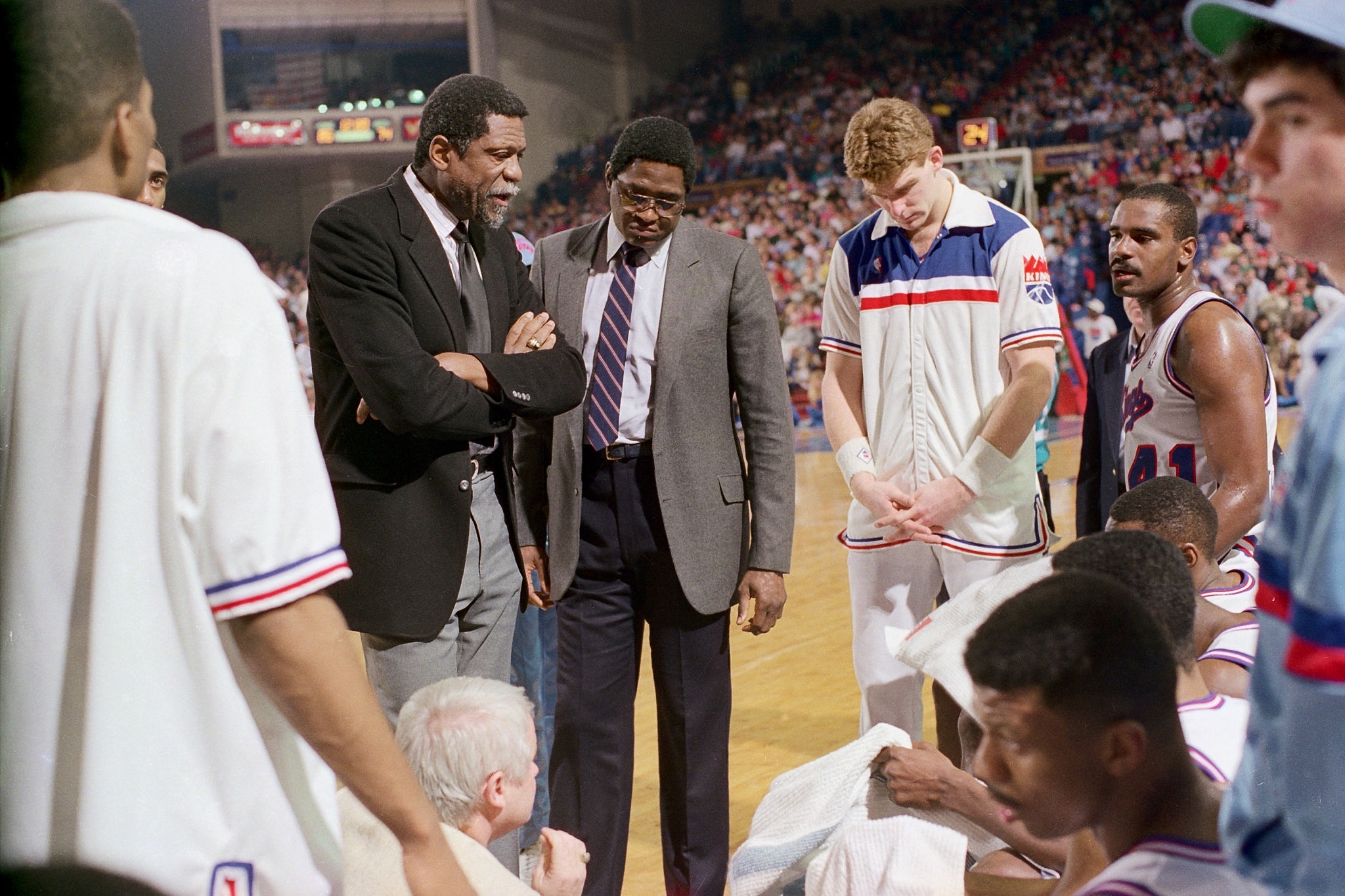 哈兰德的牺牲：曼城3-2绝杀利兹联，他全场仅1射门的背后意义（哈兰德仅1次射门仍成全曼城3-2绝杀利兹：低数据背后的牺牲与价值）