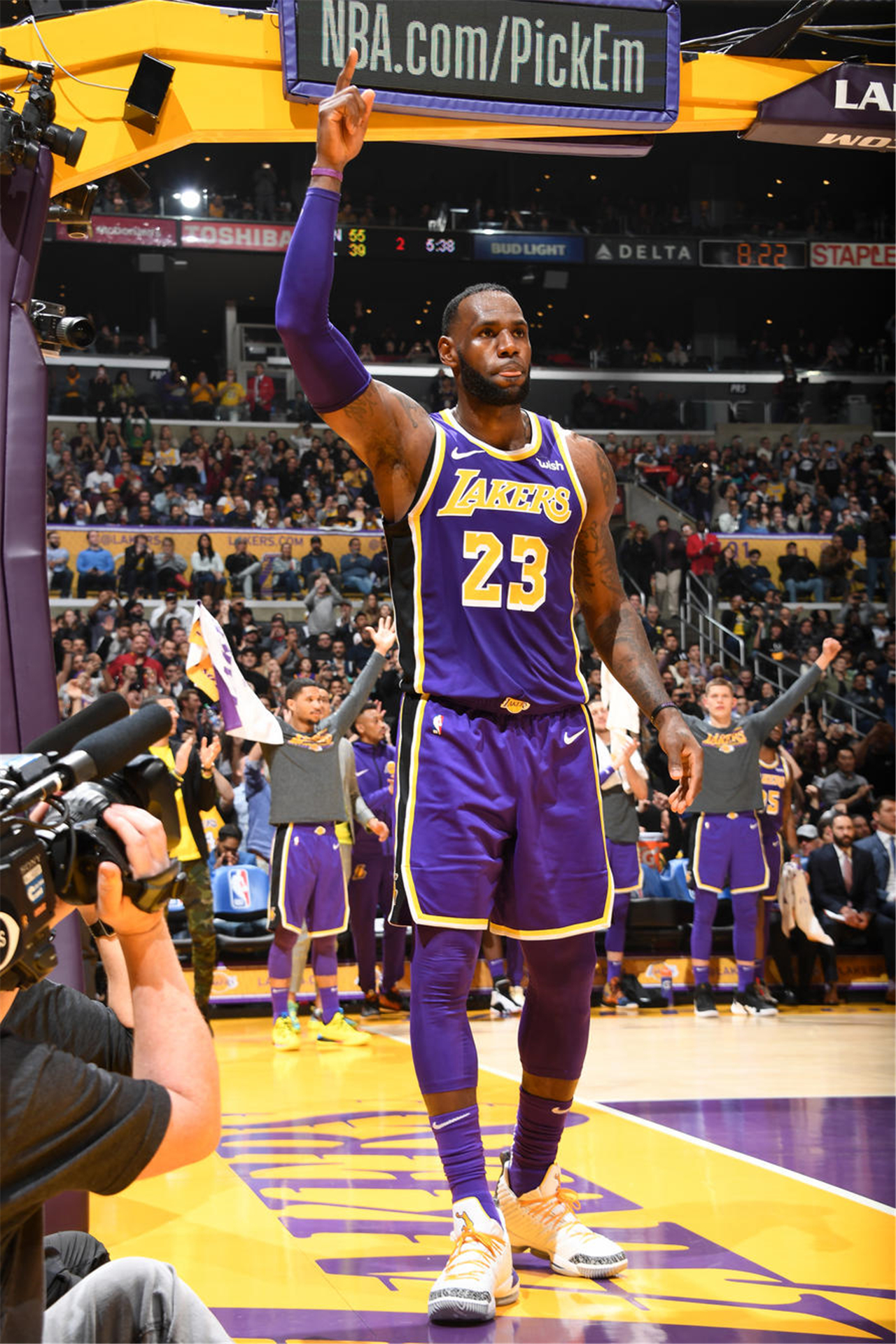 布斯克茨和阿尔巴将在赛季结束退役，穆勒：我向他们脱帽致敬（布斯克茨、阿尔巴赛季末挂靴，穆勒致意：向二人脱帽致敬）