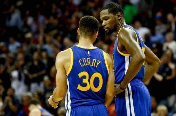 女足英联杯中发生暴力冲突，一名球员抓住对手脖子将其摔倒（女足英联杯爆发肢体冲突：一名球员抓住对手颈部将其摔倒）