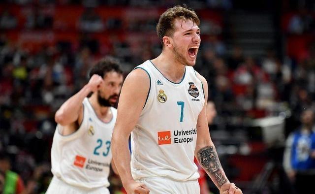 前锋连续两轮破门，全队士气高涨（前锋连场建功，球队士气飙升）